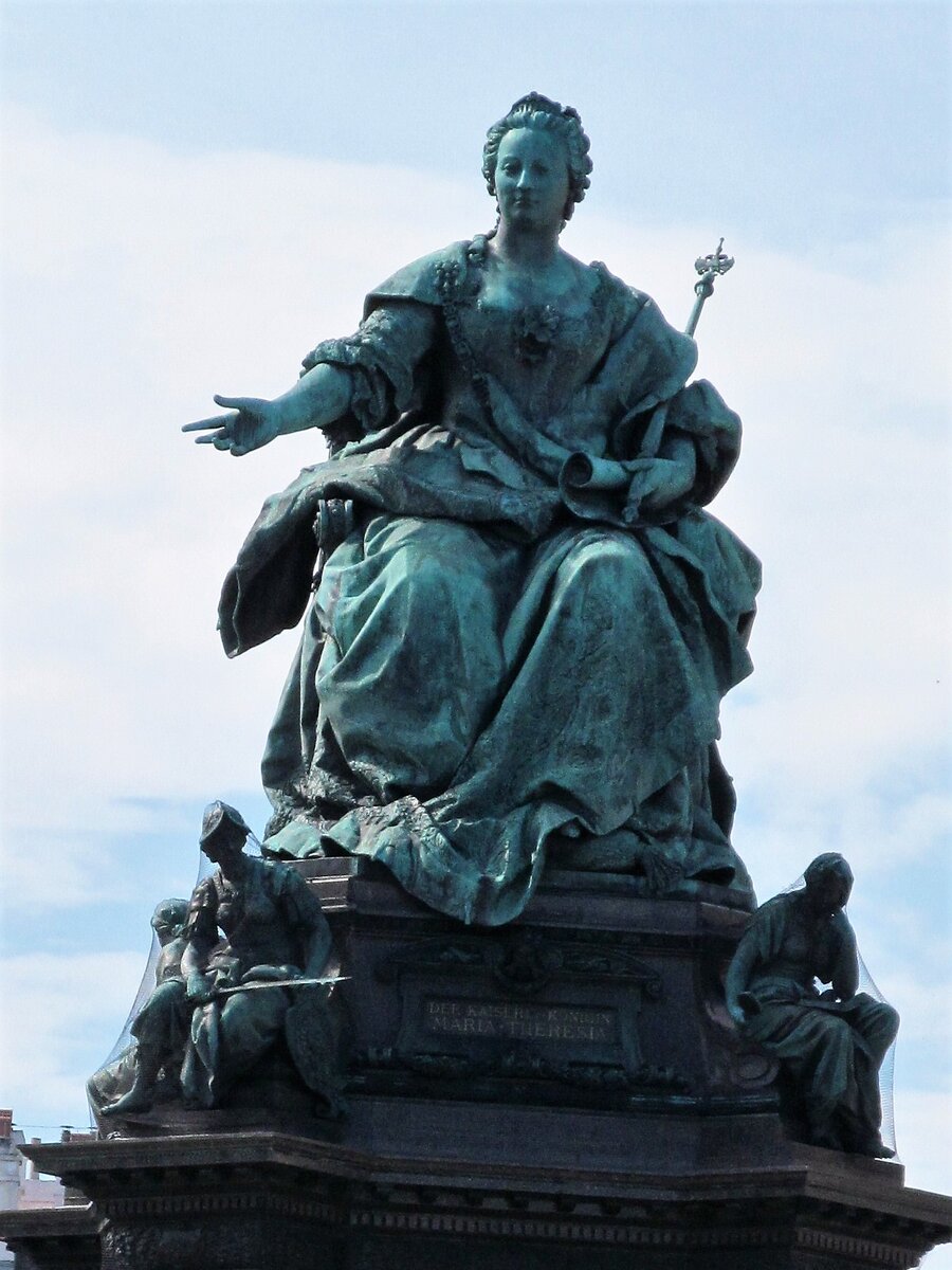 Вена. Скульптура императрицы Марии-Терезии Австрийской на Maria Theresien-Platz