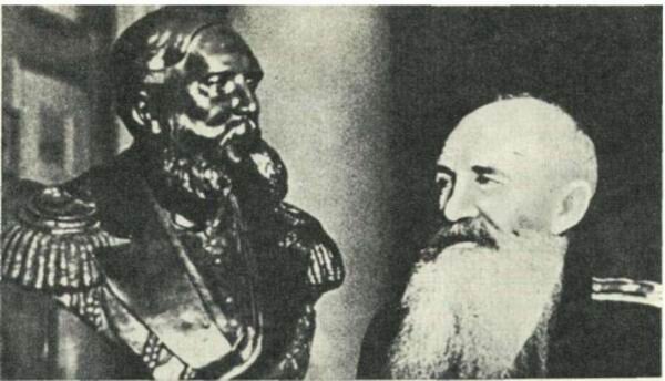 На архивном снимке в севастопольском музее: капитан 2-го ранга Г. А. Бутаков, предложивший создать плавучую батарею из рубки недостроенного линкора «Советская Украина» во время второй героической обороны Севастополя в 1941-1942 годах, рядом с бюстом деда, адмирала Г. И. Бутакова, участника первой обороны Севастополя в Крымскую войну и создателя броненосного флота России.