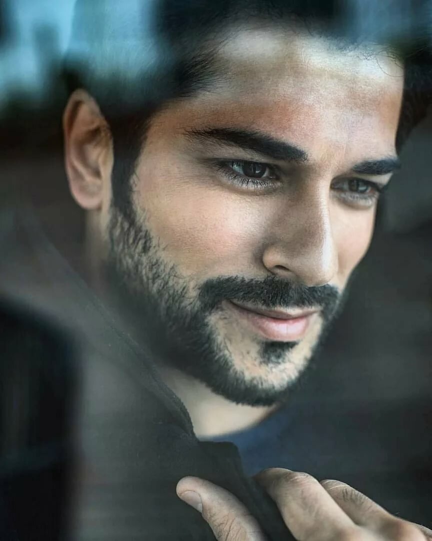 Турецкий актер Бурак Озчивит.