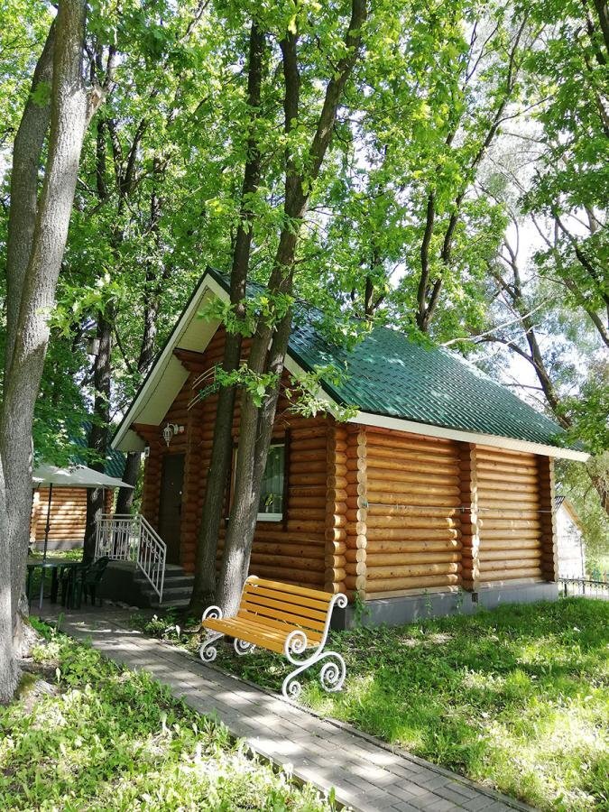 Один из коттеджей. Лето.