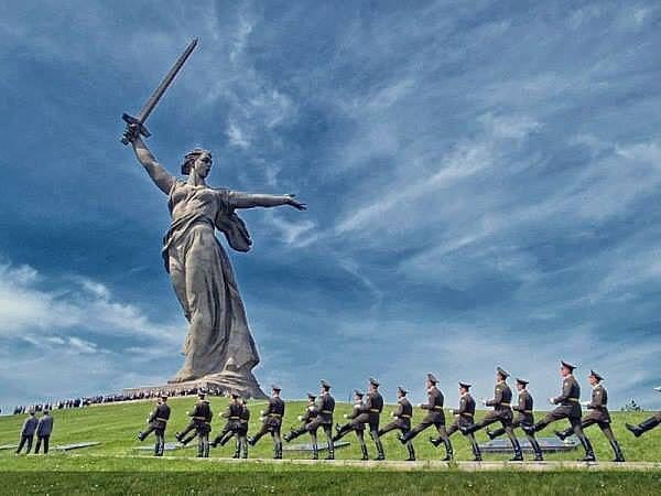 воображаемая сущность - "Родина-мать", провоцирует людей на вполне реальные и героические свершения и подвиги