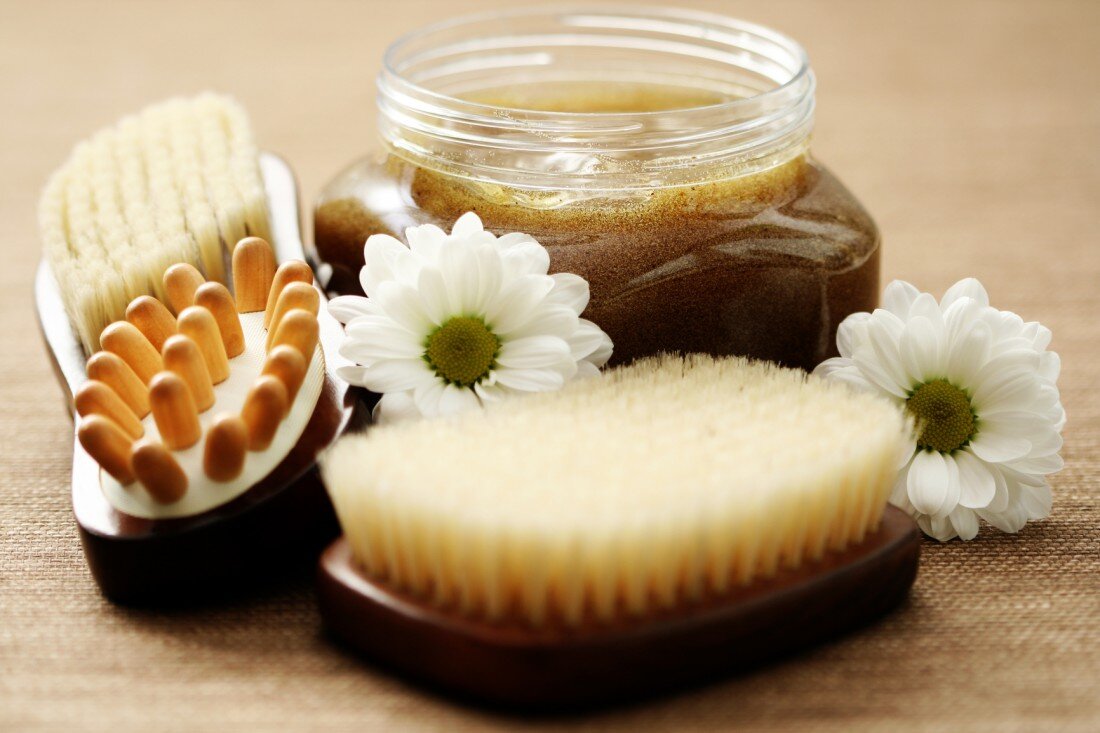 Текстура большинства мочалок маслянистая и довольно плотная по двум причинам: во-первых, чтобы обеспечить максимальный отшелушивание кожи без потери отшелушивающих частиц, одновременно придавая ей дополнительный уход, а во-вторых, обеспечить длительный и приятный массаж.