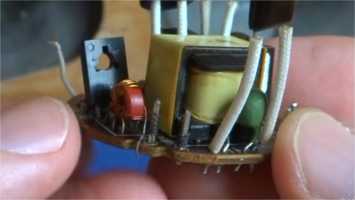 Транзисторы 13003D из лампы экономки