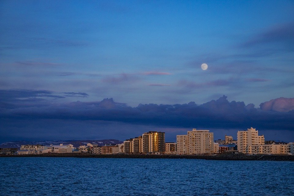 https://cdn.pixabay.com/photo/2019/01/02/10/22/iceland-3908506_960_720.jpg