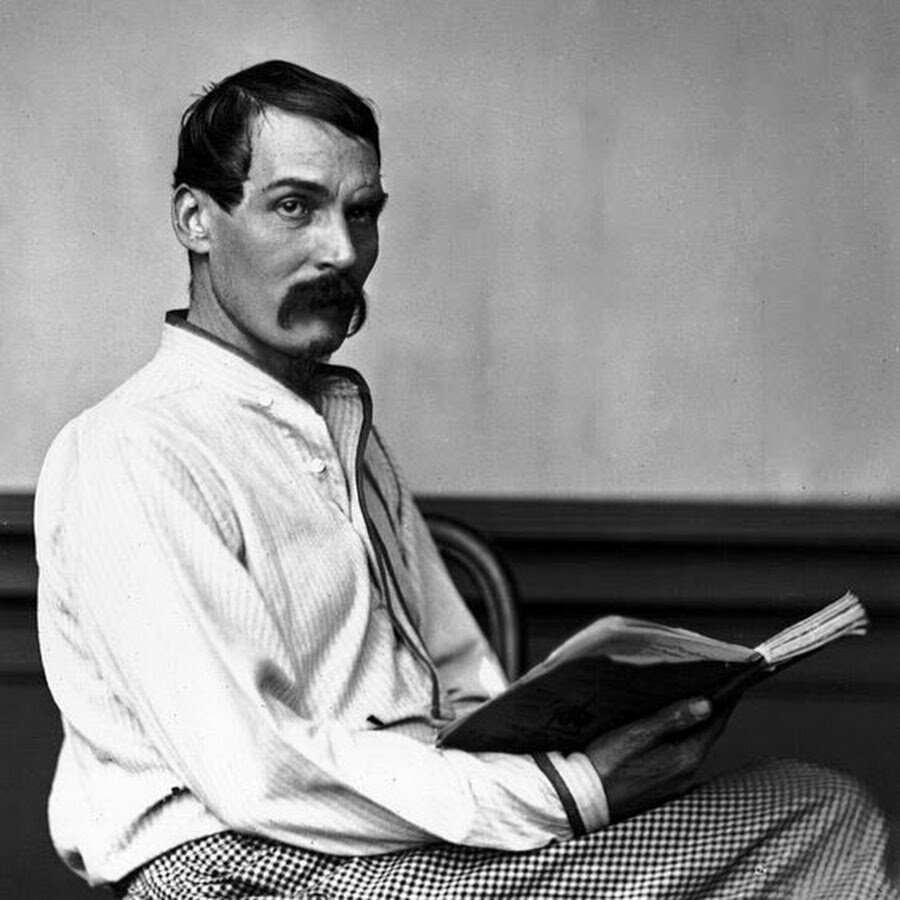 Фото взято из открытых источников. Обратите внимание на взгляд-эти глаза не могут лгать! Если Ричард говорил, что не участвовал в радужных оргиях, значит, не участвовал! А также на шрамы( это еще не все-пока нет знаменитых симметричных от зулусского копья). Охотников переспрашивать про оргии находилось , наверное, немного.