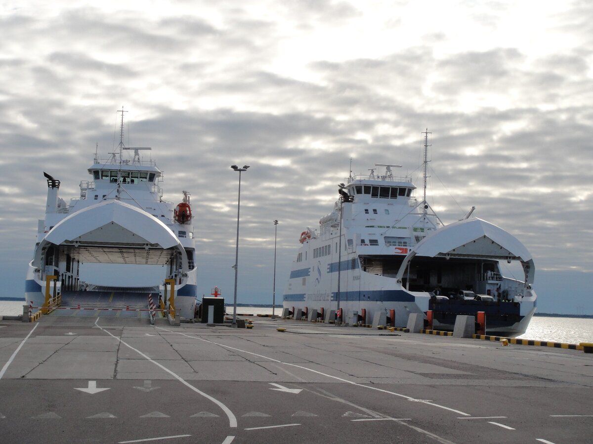 Наши паромы ранним утром. 