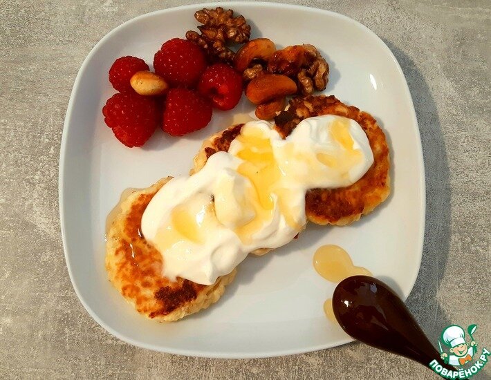 Сырники по вкусу не уступают классическому рецепту, а отсутствие муки и сахара делает это блюдо идеальным для сластён, желающих сохранить стройную талию.