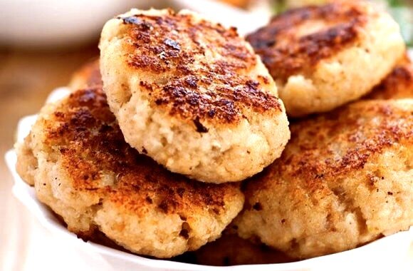 А Вы знали ? Как и множество других популярных блюд, котлета была придумана во Франции, и в переводе с французского языка это слово обозначает «ребрышко».
Раньше котлета представляла собой весьма интересное блюдо. Брали ребрышко, говяжье или свиное, и обертывали его двумя слоями мясной мякоти, чтобы получилась как бы лепешка по форме. Затем эту котлету жарили. Косточка внутри была совершенно необходима, ведь так котлету было удобно есть руками.
Затем, когда появились столовые приборы – ножи и вилки, косточка внутри стала не нужна.