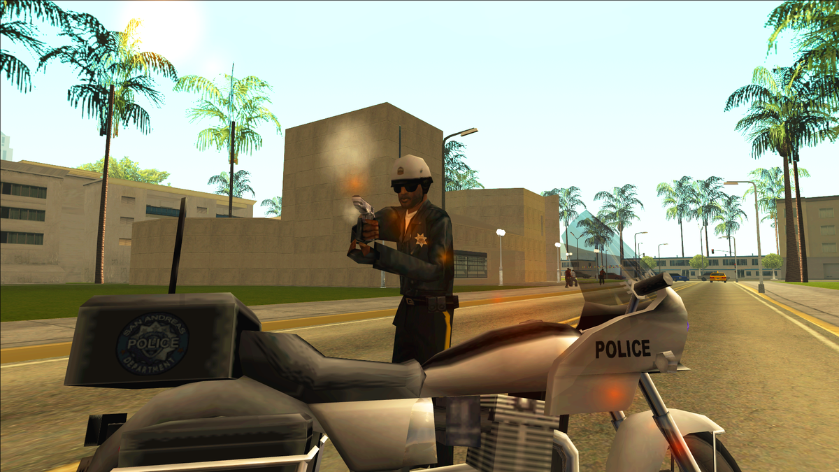 Коп держит в руках пистолет