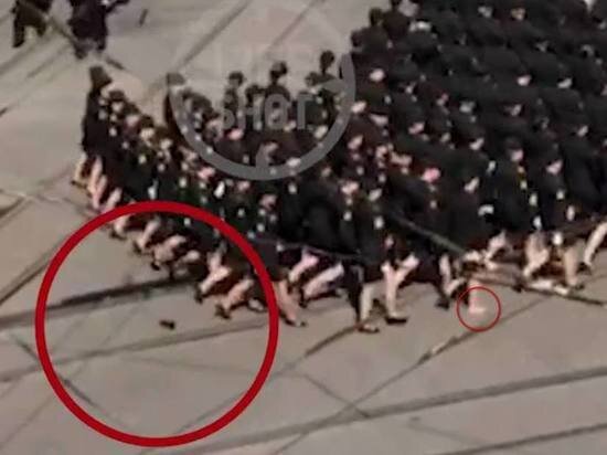 
Одна из участниц парада Победы в Калининграде будет награждена начальством за проявленную выдержку.

Участницу парада в Калининграде наградят за марш без слетевшей туфли
Как сообщает телеграм-канал Life Shot, у девушки, шедшей в строю, слетела одна туфля. Однако она продолжила маршировать босиком на одну ногу, не сбив строевой шаг.

Командующий Балтийским флотом Александр Носатов объявил подчинённым после торжества, что особо хочет отметить девушку, потерявшую туфю.

"Мне, пожалуйста, её представьте, и я её отдельно поощрю, потому что, потеряв обувь, она не сбила строй, и даже никто не заметил", — сказал адмирал.