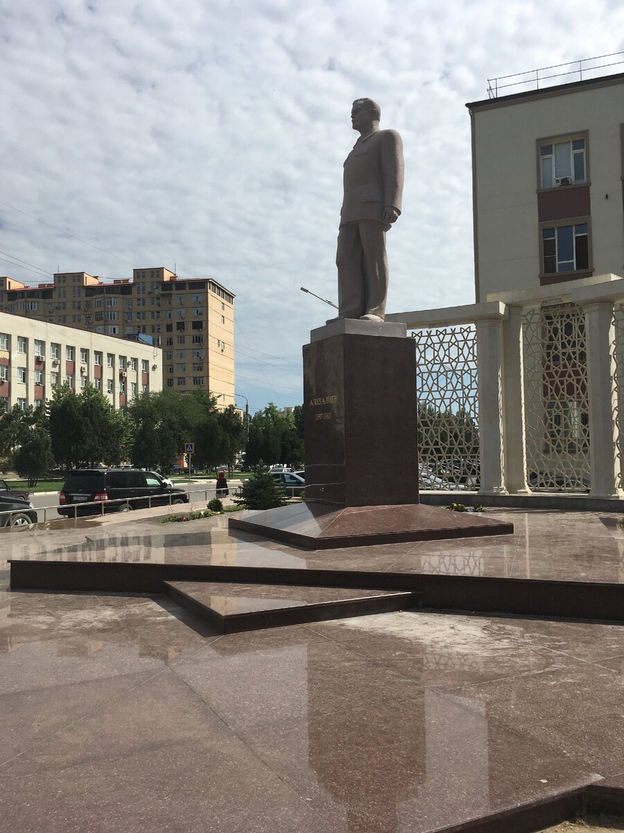 Памятник Азизу Алиеву в Махачкале