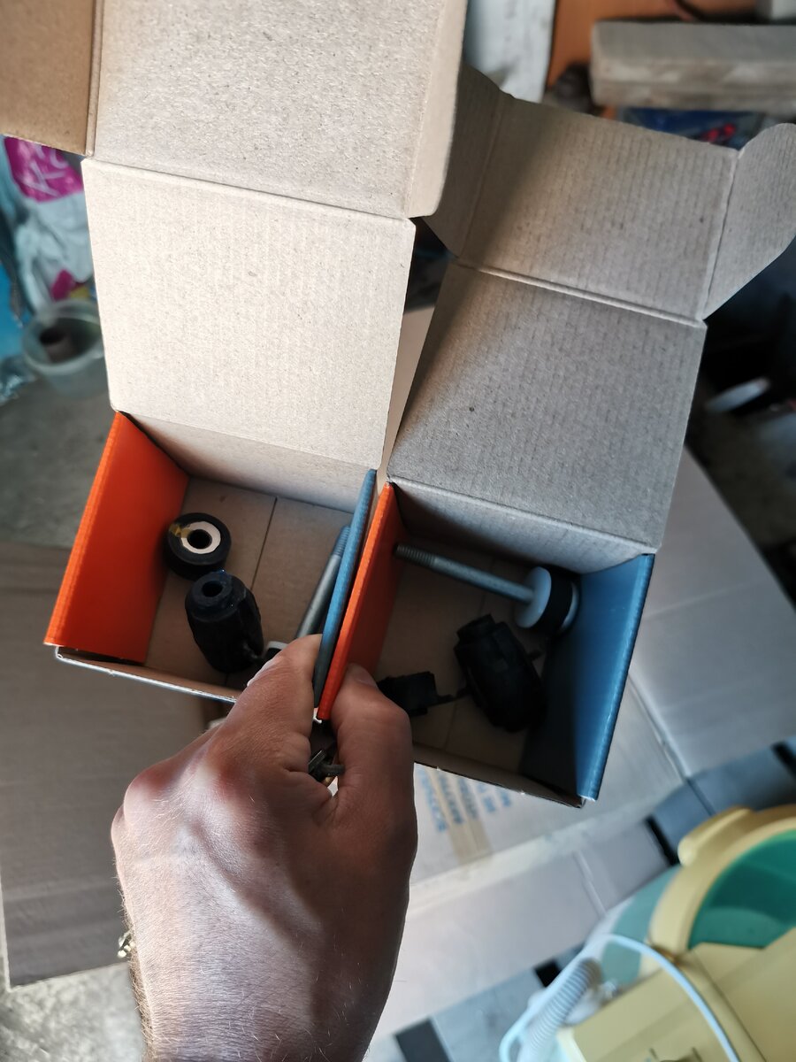 Найди деталь которой нет в комплекте в обоих коробках