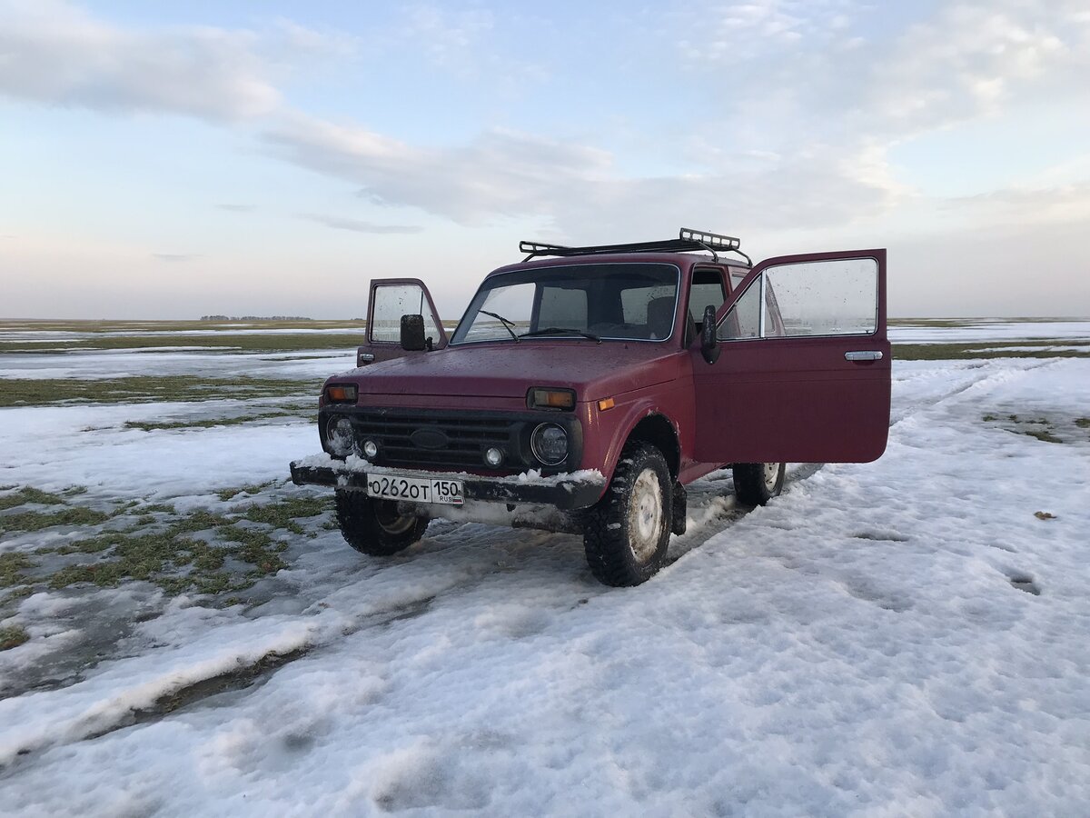 Зимой на Ниве не нужны шипованные колеса, она отлично пробирается по снегу на Cordiant Off-Road