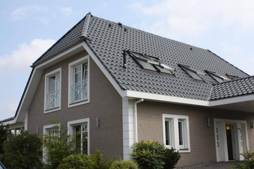 Выставочный образец немецкого дома. Угловые русты в цвет белых лобовых досок, обрамлений окон и дверей делают фасады праздничными и нарядными