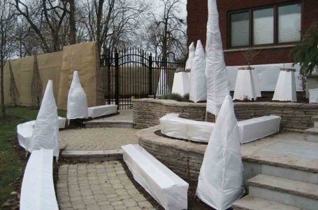 15 укрывных материалов, которые уберегут ваши растения от вымерзания, выпревания, морозобоин и солнечных ожогов.
Лучшие материалы для зимнего укрытия растений
