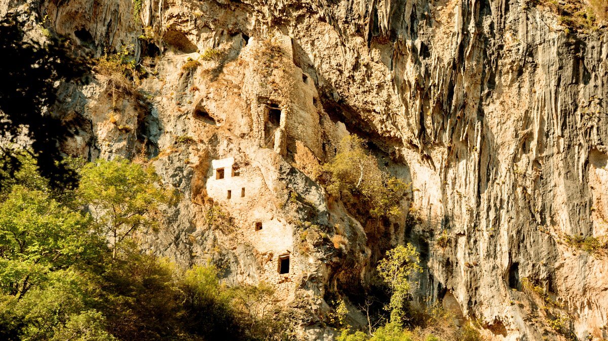 Отхара скальный монастырь