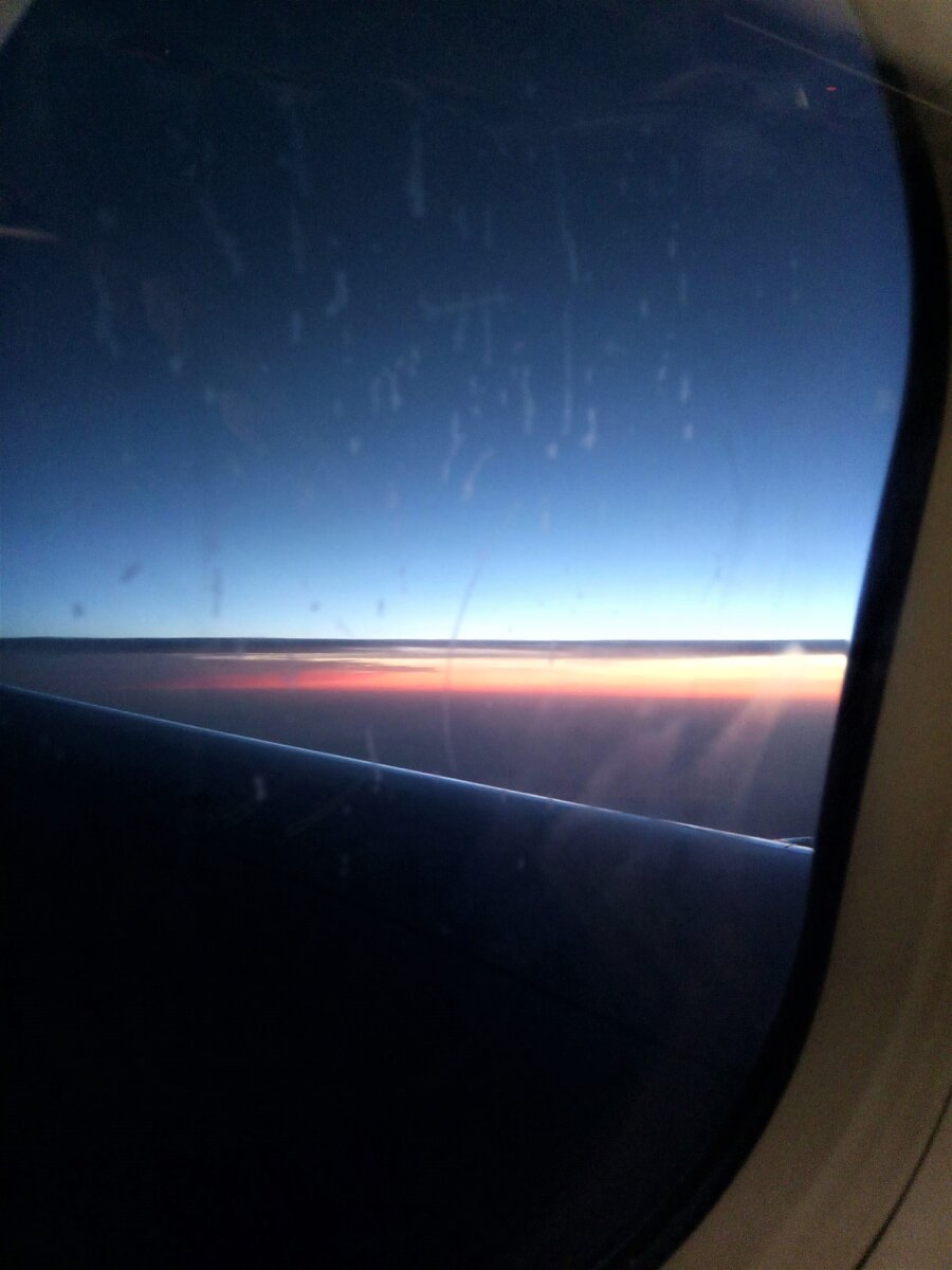 Весь полёт солнце следовало за нами, но так и не смогло догнать самолёт