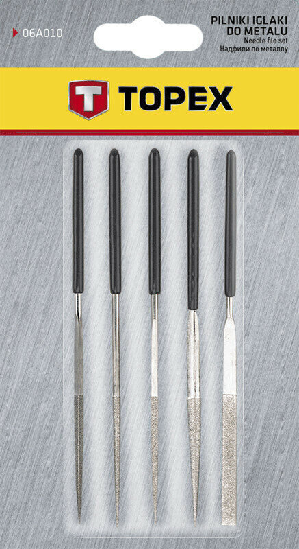 В любительской рыбалке основным средством поимки рыбы является рыболовный крючок. Для мирной рыбы применяются в основном одинарные крючки, для поимки хищников используются на джиг головках, блеснах, воблерах, ставках как одинарные, так и двойные и тройные крючки различных размеров.

В процессе рыбалки они имеют свойство периодически затупляться. У высококачественных и дорогих крючков это происходит реже, но все-равно случается. Это происходит во время проводки или выматывания снасти от взаимодействия крючков с ветками и палками, камнями и ракушечником и даже непосредственно с рыбой в процессе подсечки и вываживания. В таких случаях жало крючка загибается либо затупляется и если рыболов не заметит эту проблему, то при следующей поклевке рыбу можно и не подсечь. А это всегда обидно, так как до этого момента затрачено много средств и усилий, чтобы рыбу найти, привлечь и "уговорить" на поклевку.
В моей ранней рыболовной практике такие случаи тоже бывали. Сейчас я иногда это наблюдаю у друзей и у других рыболовов. Например, при ловле на фидер перед каждым забросом я проверяю остроту крючка. Это легко делается ногтем пальца проводя им от изгиба до жала крючка. Загиб жала в таком случае сразу чувствуется. А остроту можно проверить легким накалыванием подушечки большого пальца. Кожу при этом не прокалываешь, а остроту определяешь.Острота крючка хорошо ощущается и при пробивании опарыша и мотыля при насаживании их на крючок. А вот при насаживании червя можно и не почувствовать, что крючок затупился. Несколько раз на последних рыбалках, видя, что мои знакомые никак не могут подсечь рыбу при ловле на червя, проверял их крючки, указывал им на эту ошибку и приучал почаще проверять крючки на остроту. Со временем при надлежащем контроле проверка остроты крючка вырабатывается в устойчивую привычку. Такая же привычка вырабатывается и при ловле хищника. Отличается она у меня только меньшей частотой проверок на остроту двойников и тройников на блеснах и воблерах.
Итак, обнаружился затупившийся крючок, что делать дальше. Можно, конечно каждый раз поменять поводок с крючком при ловле мирной рыбы на фидер, либо поменять двойной или тройной крючок на блесне или воблере при ловле хищника. Это самый надежный способ решения проблемы. Но и самый дорогой и занимающий много времени. Надо закупить множество крючков и лески для поводков и тратить уйму времени на предварительное вязание большого количества поводков. А в процессе рыбалки на хищника тратить время на замену крючков на блеснах и воблерах. Долго и накладно.
Для себя я выработал следующий подход. В коробке с фидерными принадлежностями и в специальной нише в катере, с которого ловлю хищника, у меня лежит по надфилю. Когда обнаруживаю дефект жала любого крючка, то легкими движениями от изгиба в направлении острия подтачиваю жало крючка. Занимает это несколько секунд. За это время не поменяешь ни поводок, ни тройник на воблере. И затрат никаких. Крючок остается в строю и продолжает выполнять свои функции. Скажу сразу, что сходов рыбы после таких подточек крючков у меня не наблюдается. Мой практический опыт подсказывает, что это самый быстрый и эффективный способ приведения крючка в рабочее состояние.
Конечно, в определенных случаях приходится менять крючки. Это обрыв поводка, разгиб крючка или такое затупление жала, что заточка его уже нецелесообразна. Но обычно подточка надфилем крючка моментально решает эту проблему.
Краснодар


А надфиль с красной ручкой выбран в магазине не случайно. Ранее были в траве утеряны несколько таких обычный инструментов. Теперь же красная ручка хорошо заметна даже в густой траве и надфиль больше не теряется. Если бы не увидел в магазине надфиль с такой яркой ручкой, то уже решил, что для заметности обмотал бы ручку обычного инструмента яркой желтой или красной изолентой.Отмечайте эту статью и подписывайтесь на канал!