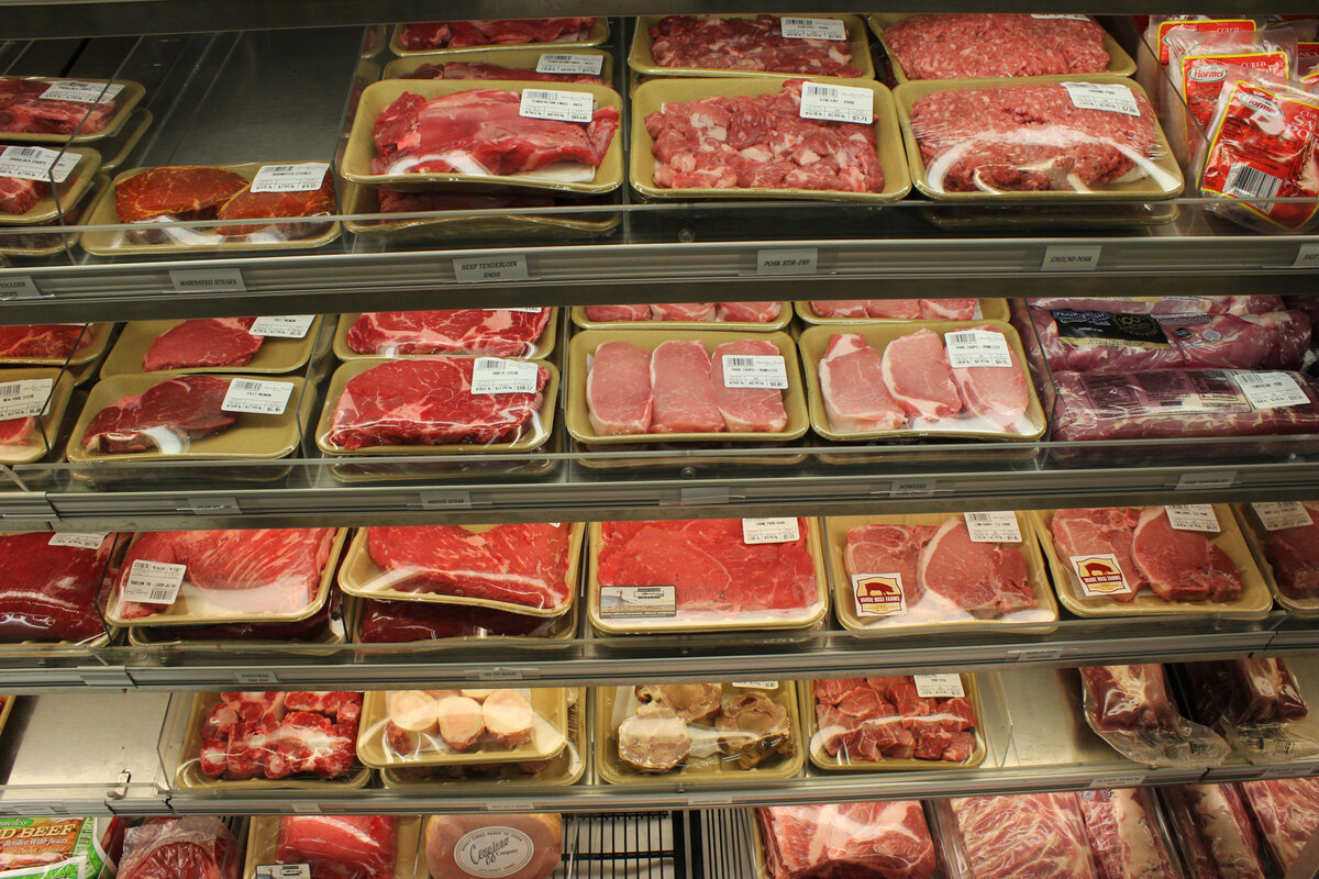 Открытая витрина — не лучший выбор для мяса. Нужную температуру в ней поддерживать сложно