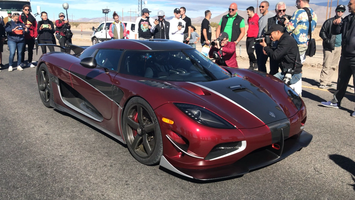 Рекордсмены скорости в мире машин. Koenigsegg Agera RS. Koenigsegg Agera RS 1. Koenigsegg Agera рекорд скорости. Koenigsegg Agera RS рекорд.