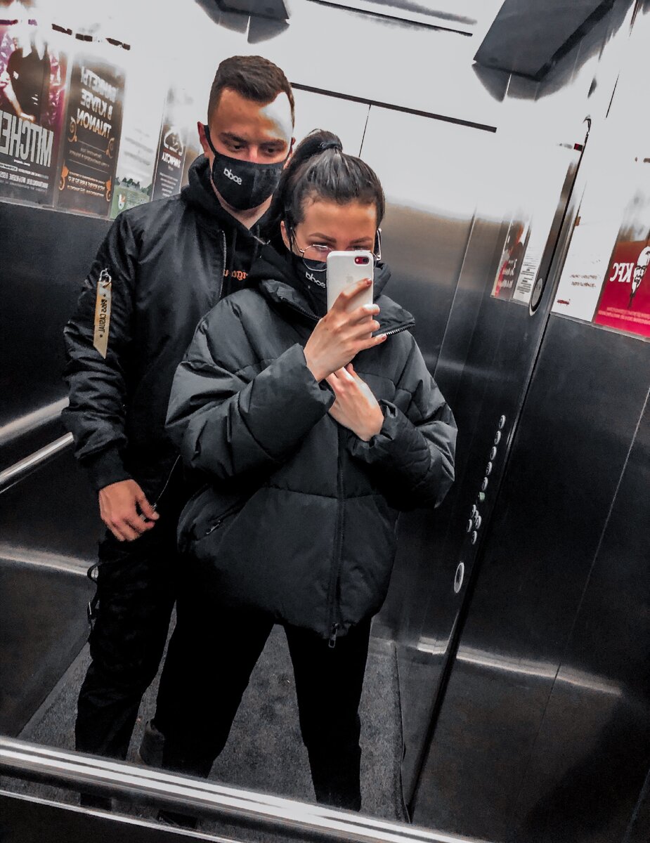 Он сам начнет интересоваться, какие цветы ты любишь, какой твой любимый цвет, какие книги ты предпочитаешь и есть ли та, о которой ты обязательно расскажешь своим детям. Ему будет интересен каждый в твоем круге общения.
⠀
Он не оставит без ответа ни одного твоего сообщения, каждый вечер поинтересуется, как ты провела свой день и выпила ли свой любимый ореховый кофе утром. Он будет уважать тебя и никогда не посмеется, если ты будешь выглядеть нелепо или скажешь какую-то чепуху, не назовет тебя "глупой" или "дурой" даже безобидно шутя.
⠀
Он точно будет знать, в котором часу ты выходишь с работы или курсов рисования и почему в 4 года назвала свою рыбку Гэвином. Он научит тебя нужным вещам, которых ты не умеешь.
⠀
При встрече позаботится, чтобы была тепло одета, а не рассмотрит, насколько коротка твоя юбка, и как быстро под нее можно будет залезть. Он будет говорить об именах для ваших будущих детей и с уважением представит тебя своим друзьям.
⠀
Не будет на публике проявлять собственничество, а оставит поцелуй на вечер, когда вы останетесь наедине. Распланирует ваше первое свидание и первый поцелуй, сделает эти мгновения запоминающимися, даты безвозвратно запечатлит в твоей памяти.
⠀
Он привезет свой любимый свитер и польёт твои любимые пионы, пока ты лежишь с температурой. Он не станет ждать твоего выздоровления, чтобы сходить в кино, а будет находиться рядом, оказывая заботу.
⠀
Все остальное — лишь мимолётное. Забудь их имена и жди того, кто в тебе нуждается.
