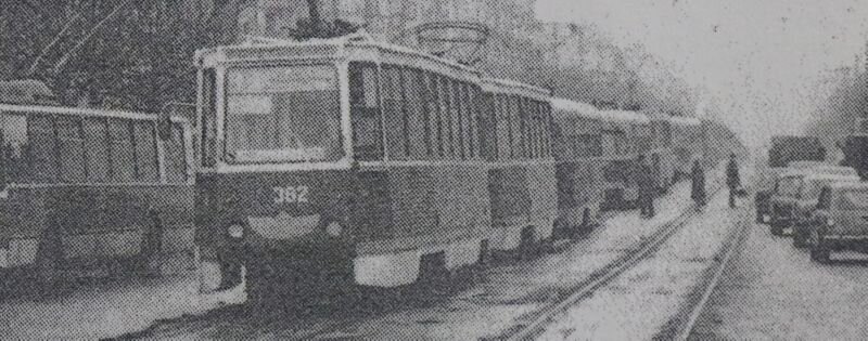«Очередь» трамваев на проспекте Черняховского. «Витебский курьер», 27 октября 1990 года
