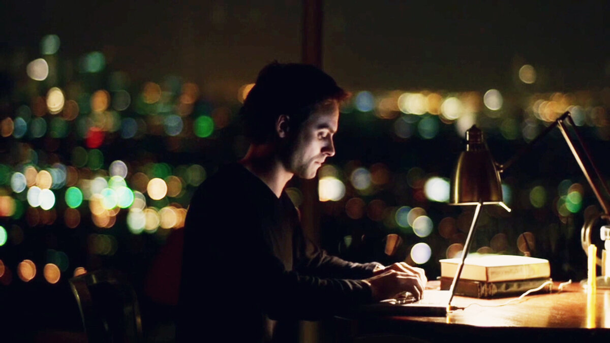 Карл Колчак (репортер). Кадр из сериала «Крадущийся в ночи» (2005)