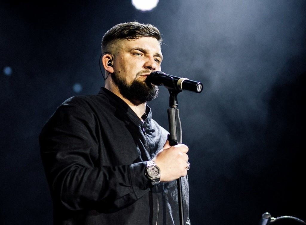 Василий "Баста" Вакуленко на концерте(источник Яндекс Картинки)