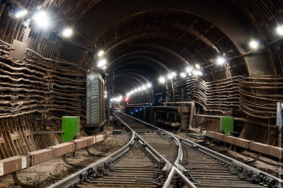 Стрелка метро тоннель. Стрелка в метрополитене. Стрелки в метрополитене. Станция метро стрелка.