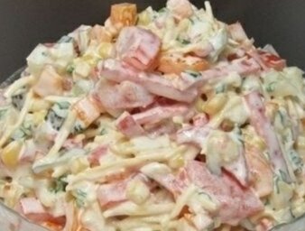 Копчëная колбаса-200гр;Сыр-200гр;Болгарский 2шт;Помидоры-3шт;Солëный огурец-1шт;Зелëный лук-1пуч;Кукуруза-1банка;Майонез;Соль и перец по вкусу. 