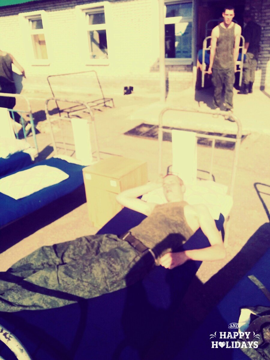 На тот момент мне было 19 лет и мне было жутко интересно я думал что Армия это не хухры мухры а дисциплина я отслужил год и так: Первое что я узнал кто в армии был тот в цирке не смеётся 