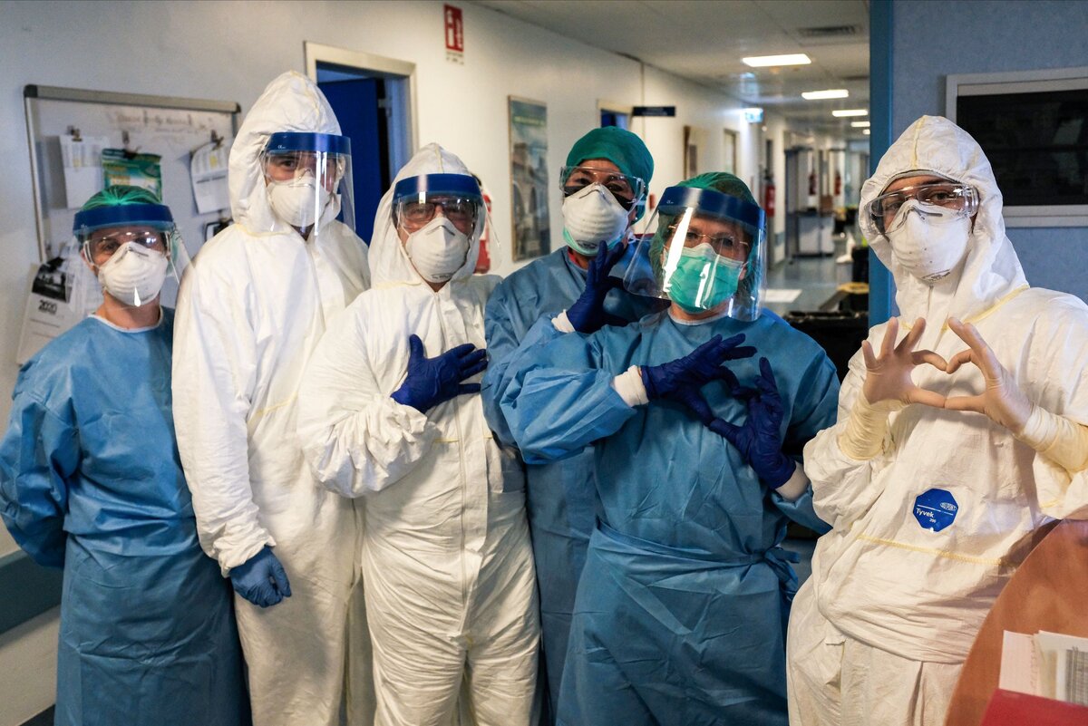 В свою очередь Попова отметила,что масштабная вакцинация от COVID-19 в России уже стартовала.Она также назвала группы риска,которые должны быть вакцинированы,это люди,имеющие высокий профессиональный риск-это врачи,учителя и целый ряд других профессий.А также это люди с ослабленным здоровьем,а также люди старшего поколения.