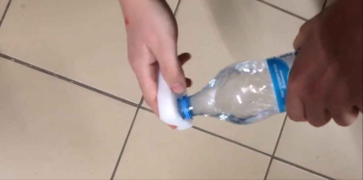 Смочил губку обычной водой 