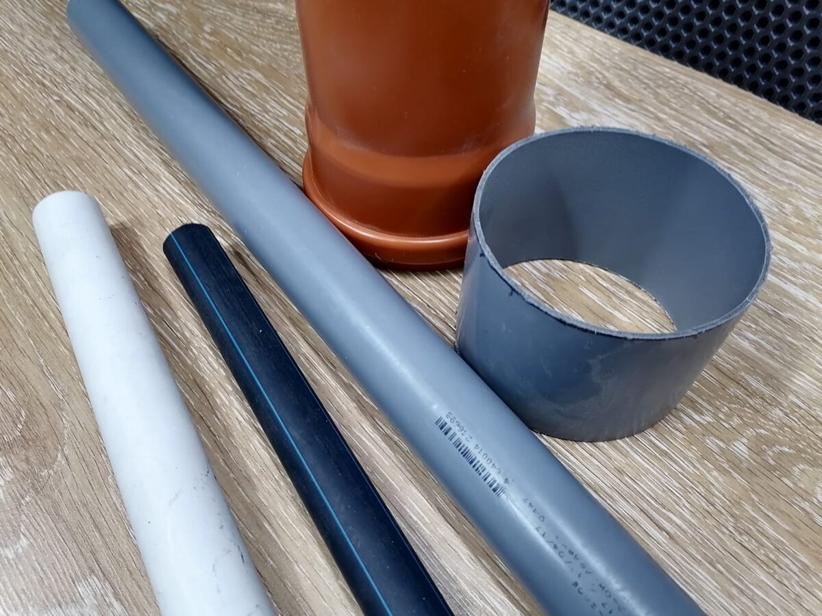 трубы в океане. укладка трубы канализации в траншею. песочные трубы. трубопровод нефтепровод. буровая труба на песочном карьере.