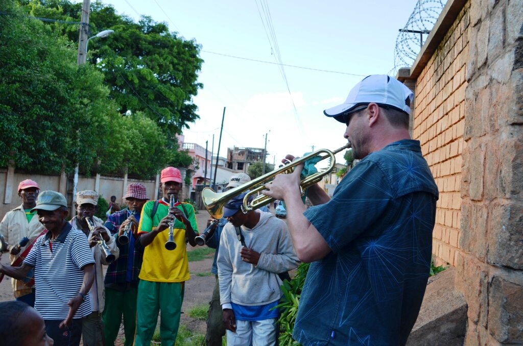 Вышел к ним, попросил трубу и сыграл. Ну как мог))