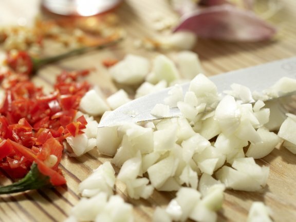 Промойте перец чили, вытрите насухо, разрежьте вдоль, удалите семена, промойте и крупно нарежьте. Очистите и крупно порубите чеснок.