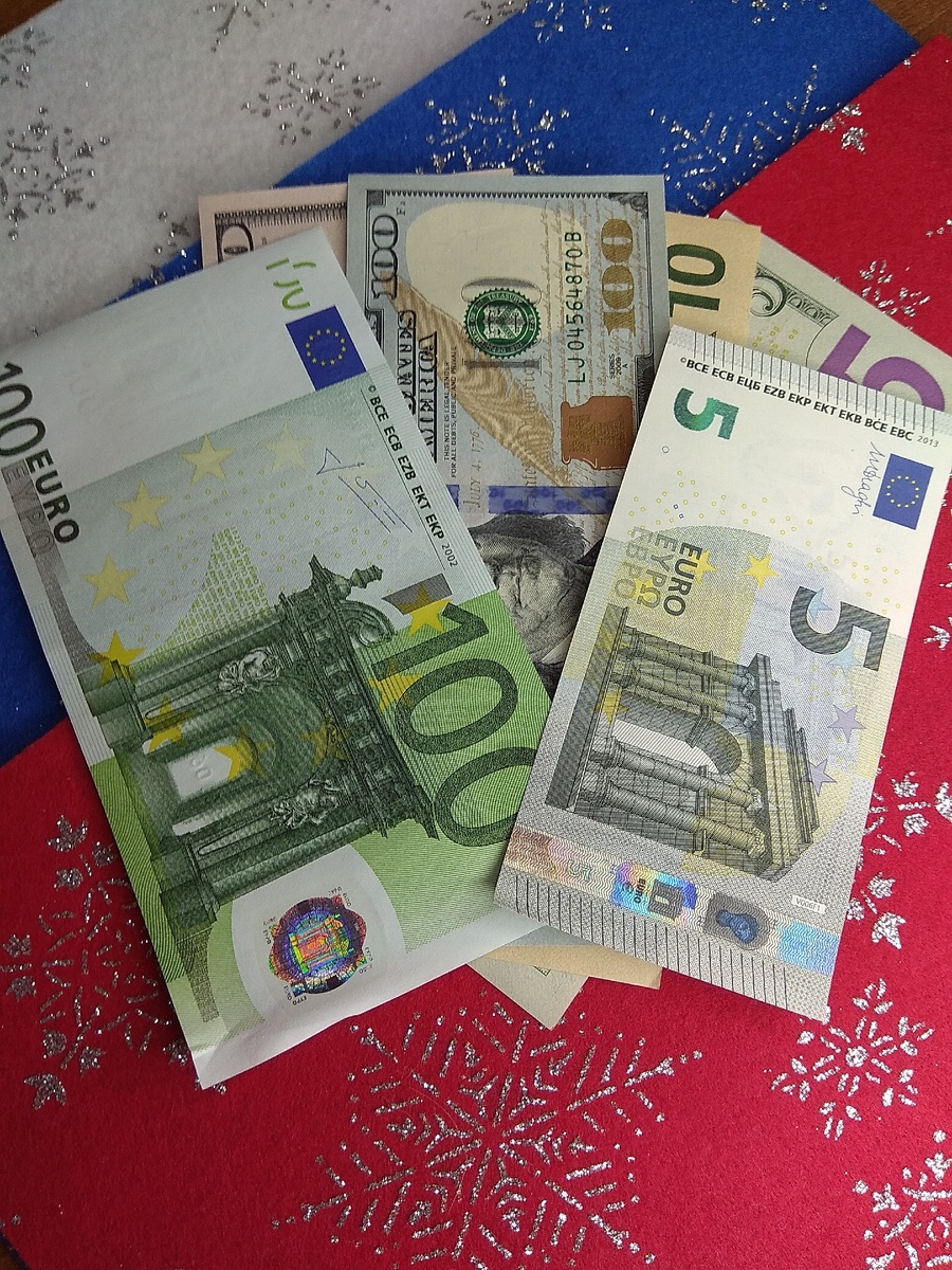 Только доллары и евро! К рублю доверия нет!