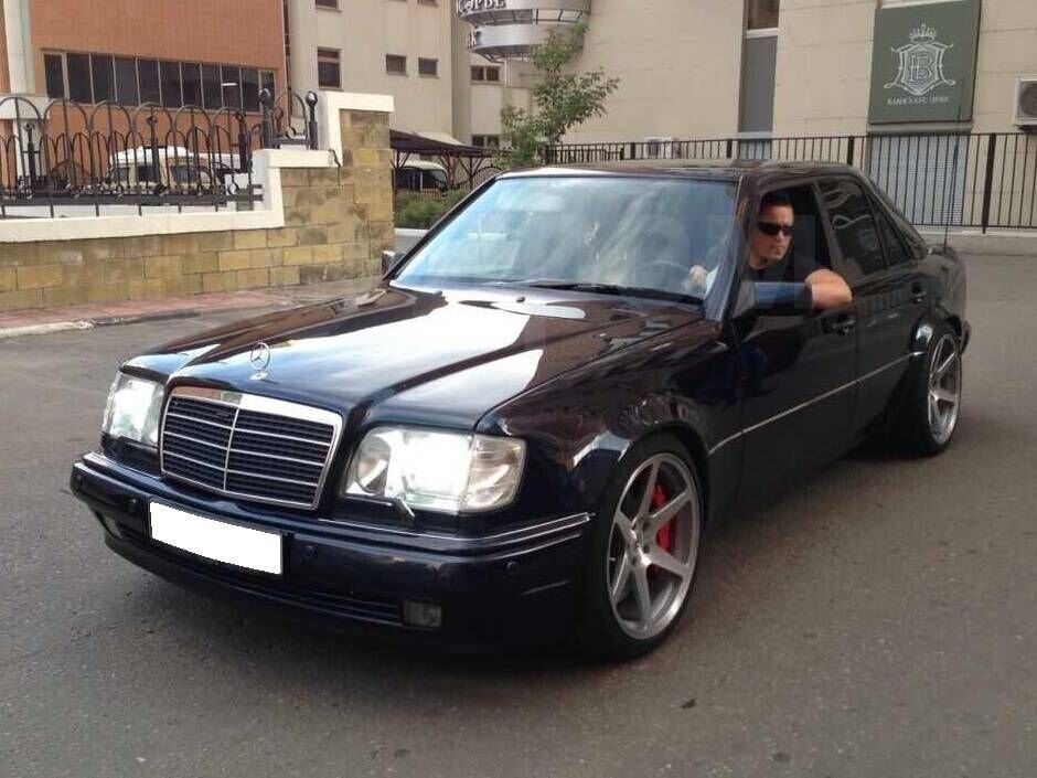 1990 год — модель 500E, оснащенная V-образной «восьмеркой» с четырьмя клапанами на цилиндр, объемом 5,0 л и мощностью 326 л.с. Оснащенная 4-ступенчатой АКПП, модель развивала скорость 250 км/ч, и разгонялась до 100 км/ч за 6,1 с. Новая модель базировалась на двигателе от модели 500SL серии R129 и была значительно доработана.