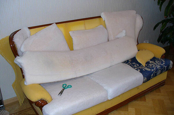 Этапы перетяжки дивана в домашних условиях, нюансы и полезные советы