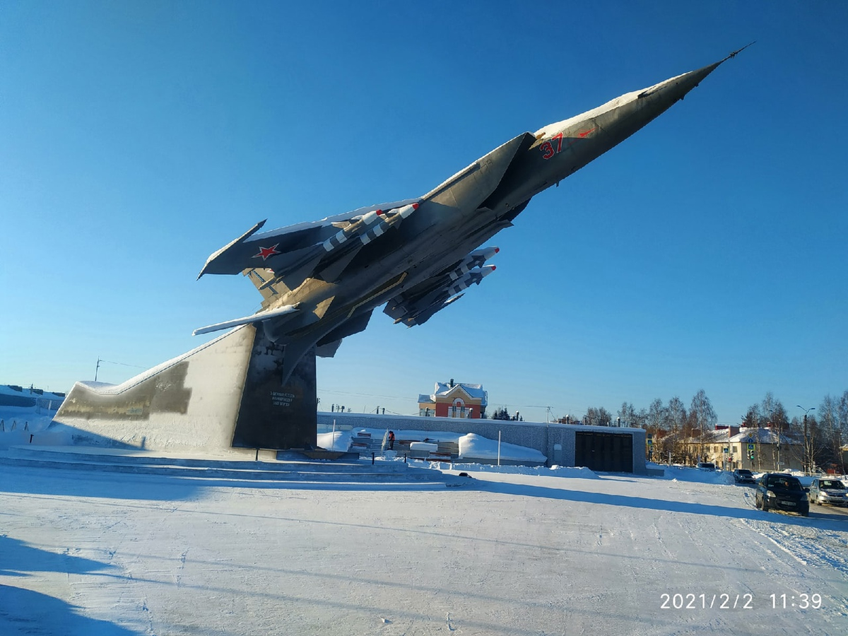 Югорск хмао. Югорск самолет памятник. Мемориал самолет Югорск. Югорск миг 25. Памятники города Югорска.