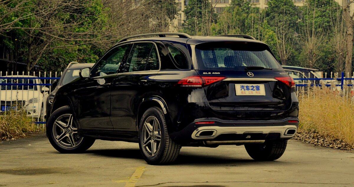 Расход топлива в смешанном цикле у китайской модификации GLE 450 заявлен на уровне 8,7 л/100 км. При этом международная версия, по паспорту, потребляет 8,5–9,1 л. 