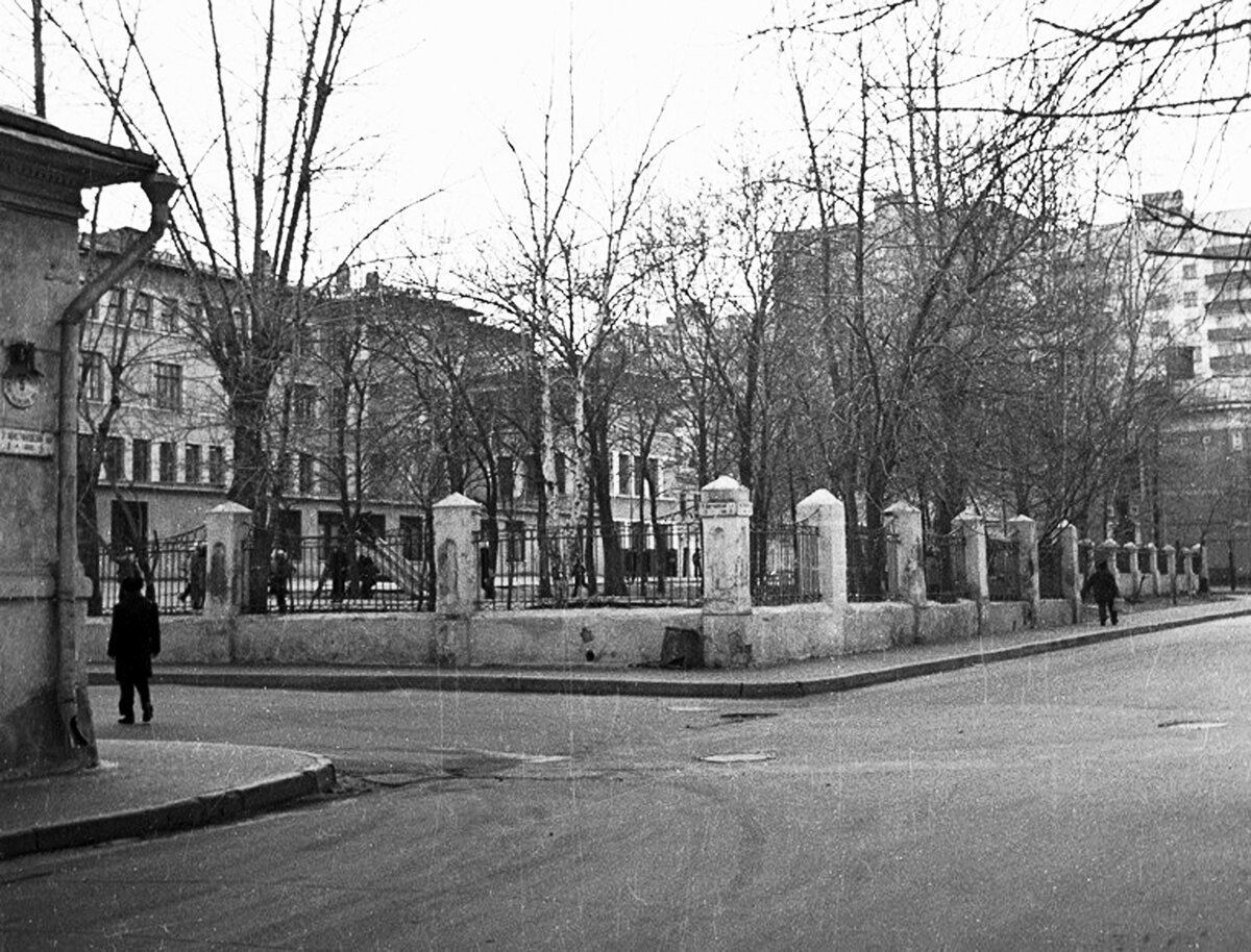 Школа за церковной оградой. Старое фото