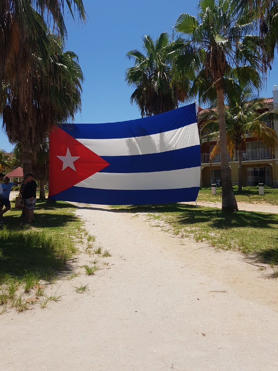 Флаг на пляже, чтобы вновь убеждаться, что это всё не сон.