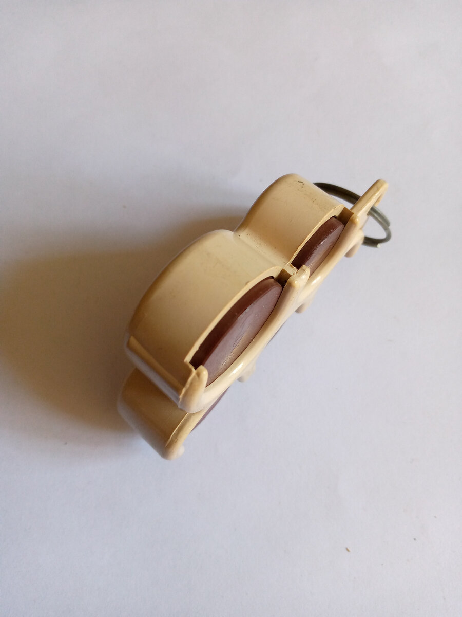 Длинной 6 см 7 мм и толщиной 1 см 6 мм 