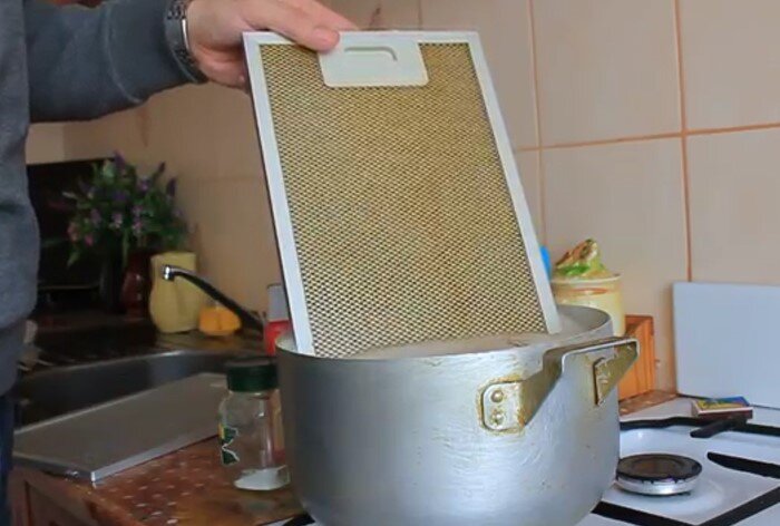 Вытяжку нужно чистить как минимум раз в несколько недель. Фильтры быстро загрязняются, и техника теряет свою эффективность при работе. А если накопился огромный слой жира, то это чревато возгоранием. Для мытья вытяжки не обязательно покупать дорогостоящую бытовую химию, все необходимое уже есть на вашей кухне. Novate.ru подскажет, как при помощи бюджетных средств отмыть технику до блеска. 