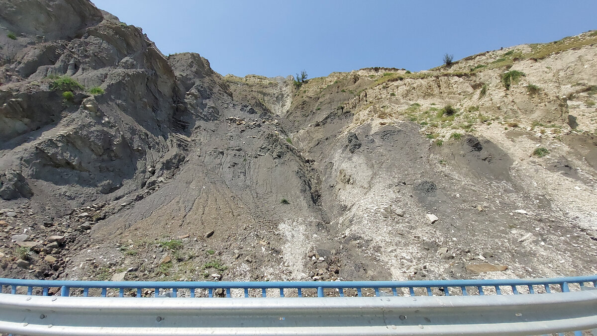 обвалы в горах не редкость.