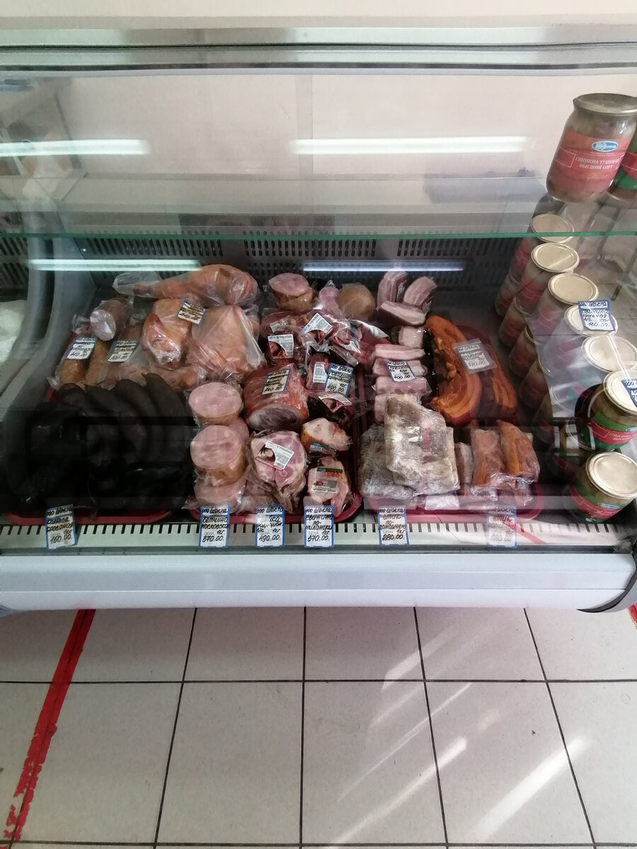 Витрина с готовой мясной продукцией. 