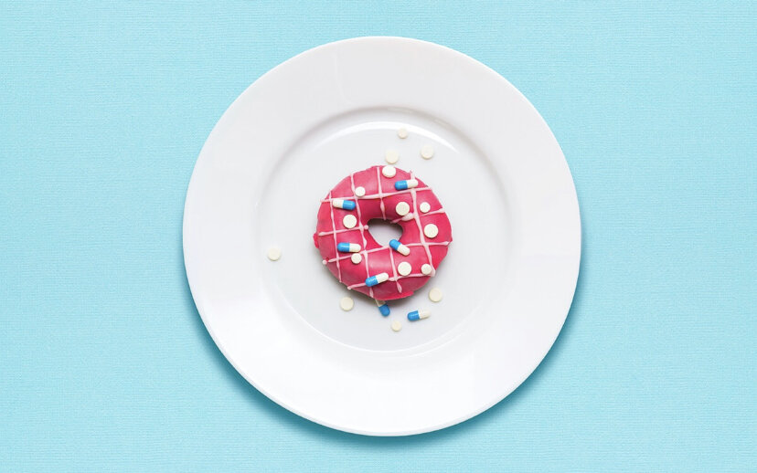 Философ-когнитивист Томас Метцингер не исключает, что в будущем настраивать химию своего мозга будет так же просто, как сейчас лечить головную боль: лекарства, улучшающие память и совершенствующие мышление, появятся в каждой аптечке. Но как в такой ситуации регулировать рынок психотропных веществ и кто вправе оценивать их пользу или вред? Нужно ли принудительно делать людей умнее или в обязательном порядке прописывать таблетки от плохого настроения? Какие состояния сознания станут нормой, а какие окажутся вне закона? Публикуем отрывок из книги «Наука о мозге и миф о своем Я. Тоннель эго» издательства «АСТ», где Метцингер формулирует вопросы, с которыми неизбежно столкнется нейроэтика будущего.

Сознательное замалчивание фактов нежелательно с этической точки зрения, поскольку часто косвенным образом вредит другим людям. Человечество еще столкнется с серией проблем, история возникновения которых похожа: во-первых, известные факты сознательно замалчивались в разных местах. Затем они неожиданно всплывали в новой, более широкой форме. Теперь информацию невозможно контролировать государственным законодательством или политическими мерами отдельных стран. Это выглядит так, словно все знание, которое было подавлено, из человеческого подсознания вдруг прорвалось наружу в виде новых демонов и понемногу принялось захватывать наше жизненное пространство. Типичные примеры тому — организованная преступность, спущенная с цепи и теперь глобально действующая финансовая индустрия и изменения климата. Отношение к новым психоактивным веществам относится к тому же ряду.

В настоящее время областью нейротехнических исследований, которая, скорее всего, приведет к коммерческой эксплуатации технологий сознания и быстро изменит общество, является область психотропных веществ. В целом, от них можно ожидать немало благ: мы сможем лечить психические и неврологические расстройства с помощью новых комбинаций методов визуализации, хирургии, глубокой стимуляции мозга и психофармакологии. В большинстве стран от одного до пяти процентов населения страдают серьезными психическими расстройствами. Тяжелые психические болезни часто ведут к тому, что пациенты теряют чувство собственного достоинства, и это также те болезни, в лечении которых мы меньше всего продвинулись за века (это ясно указывает на то, что наша теория сознания была неправильной). Теперь появляется реальная надежда, что новое поколение антидепрессантов и антипсихотических средств облегчит страдания больных этими старинными немочами.

Но мы на этом не остановимся. В важной новой дисциплине — нейроэтике — новым ключевым словом является «когнитивное совершенствование». Речь идет о новых медикаментах, которые должны улучшать психическую производительность, то есть, по существу, лекарства, «делающие умными» и «делающие бодрыми». Мы скоро научимся совершенствовать мышление и настроение здоровых людей. В самом деле, на сцену западной культуры уже вышла «косметическая психофармакология». Если мы справимся со старческой деменцией и потерей памяти, если разработаем препараты, обостряющие внимание и удаляющие застенчивость, а то и обычную повседневную грусть, почему бы их не использовать? И к чему оставлять врачам решение, какую роль в нашем личном эскизе жизни должны играть такие медикаменты? Как сегодня можно выбрать операцию по увеличению груди, пластическую хирургию, пирсинг и другие способы изменить свое тело, так вскоре мы сможем тонко и точно настраивать химию своего мозга. Кому же решать, какие перемены обогатят нашу жизнь, а о каких придется пожалеть?

Сознательное замалчивание фактов нежелательно с этической точки зрения, поскольку часто косвенным образом вредит другим людям. Человечество еще столкнется с серией проблем, история возникновения которых похожа: во-первых, известные факты сознательно замалчивались в разных местах. Затем они неожиданно всплывали в новой, более широкой форме. Теперь информацию невозможно контролировать государственным законодательством или политическими мерами отдельных стран. Это выглядит так, словно все знание, которое было подавлено, из человеческого подсознания вдруг прорвалось наружу в виде новых демонов и понемногу принялось захватывать наше жизненное пространство. Типичные примеры тому — организованная преступность, спущенная с цепи и теперь глобально действующая финансовая индустрия и изменения климата. Отношение к новым психоактивным веществам относится к тому же ряду.

В настоящее время областью нейротехнических исследований, которая, скорее всего, приведет к коммерческой эксплуатации технологий сознания и быстро изменит общество, является область психотропных веществ. В целом, от них можно ожидать немало благ: мы сможем лечить психические и неврологические расстройства с помощью новых комбинаций методов визуализации, хирургии, глубокой стимуляции мозга и психофармакологии. В большинстве стран от одного до пяти процентов населения страдают серьезными психическими расстройствами. Тяжелые психические болезни часто ведут к тому, что пациенты теряют чувство собственного достоинства, и это также те болезни, в лечении которых мы меньше всего продвинулись за века (это ясно указывает на то, что наша теория сознания была неправильной). Теперь появляется реальная надежда, что новое поколение антидепрессантов и антипсихотических средств облегчит страдания больных этими старинными немочами.

Но мы на этом не остановимся. В важной новой дисциплине — нейроэтике — новым ключевым словом является «когнитивное совершенствование». Речь идет о новых медикаментах, которые должны улучшать психическую производительность, то есть, по существу, лекарства, «делающие умными» и «делающие бодрыми». Мы скоро научимся совершенствовать мышление и настроение здоровых людей. В самом деле, на сцену западной культуры уже вышла «косметическая психофармакология». Если мы справимся со старческой деменцией и потерей памяти, если разработаем препараты, обостряющие внимание и удаляющие застенчивость, а то и обычную повседневную грусть, почему бы их не использовать? И к чему оставлять врачам решение, какую роль в нашем личном эскизе жизни должны играть такие медикаменты? Как сегодня можно выбрать операцию по увеличению груди, пластическую хирургию, пирсинг и другие способы изменить свое тело, так вскоре мы сможем тонко и точно настраивать химию своего мозга. Кому же решать, какие перемены обогатят нашу жизнь, а о каких придется пожалеть?

Можно с уверенностью предположить, что фармакологические нейротехнологии для улучшения психической производительности здоровых людей будут совершенствоваться и что от этических проблем не удастся просто отвести взгляд, как мы поступали в прошлом с классическими галлюциногенами. Самая важная разница заключается в том, что усовершенствовать свой ум захотят намного больше людей, чем желали духовных переживаний. Как писала когнитивный нейроученый Марта Фара с соавторами еще некоторое время назад: «Вопрос уже не в том, нуждаемся ли мы в руководстве по пользованию нейрокогнитивным совершенствованием, а в том, какого рода руководство нам требуется».

«Нам придется решать, какие состояния сознания следует объявить вне закона в свободном обществе»

Придется ли с приходом нового поколения когнитивных стимуляторов брать предэкзаменационный анализ мочи в школах и университетах? Станут ли с появлением в широком доступе надежных оптимизаторов настроения ворчливость и ПМС на рабочем месте рассматриваться как неряшливость и запущенность, как ныне — сильный запах пота? Вопрос, который мне как философу особенно интересен, заключается в следующем: что мы будем делать, когда «препараты морального совершенствования» позволят людям вести себя более просоциально и альтруистично? Следует ли тогда принудительно оптимизировать этику каждого? Кто-то скажет, что такую динамическую систему, как совершенствовавшийся миллионами лет человеческий мозг, невозможно усовершенствовать дополнительно, не поступившись долей устойчивости. Другие возразят, что мы можем запустить процесс оптимизации в новом направлении, которое отличается от того, что пошагово смастерила в нашей осознаваемой я-модели эволюция. Стоит ли нам записываться в нейрофеноменологические луддиты?

Проблема фенотехнологии имеет и этическую, и политическую сторону. В конечном счете это нам придется решать, какие состояния сознания следует объявить вне закона в свободном обществе. Законно ли, например, чтобы дети воспринимали своих родителей в состоянии опьянения? Станете ли вы возражать, если пожилые граждане или ваши коллеги по работе будут взбадривать и заводить себя новым поколением препаратов, улучшающих мышление? Как насчет поправки либидо в старческом возрасте? Приемлемо ли, чтобы солдаты, сражающиеся, возможно, за этически сомнительные цели, дрались и убивали под влиянием психостимуляторов и антидепрессантов, избавляющих их от посттравматического стрессового расстройства? Что, если новая фирма предложит каждому религиозные переживания, достигаемые электростимуляцией мозга? В вопросе психоактивных веществ нам настоятельно требуется разумная и дифференцированная наркополитика — соответствующая вызову, брошенному нейрофармакологией двадцать первого века. На сегодняшний день существует легальный и нелегальный рынок: а значит, существуют легальные и нелегальные состояния сознания. Если нам удастся провести разумную наркополитику, ее целью станет сведение к минимуму ущерба потребителям и обществу при максимальном потенциальном выигрыше. В идеале важность различия между легальными и нелегальными состояниями сознания будет постепенно уменьшаться, потому что желаемое поведение потребителя будет контролироваться культурным консенсусом и самими гражданами — как бы снизу вверх, а не сверху вниз, со стороны государства.

Тем не менее, чем лучше мы станем понимать нейрохимические механизмы, тем больше — по ассортименту и по количеству — нелегальных препаратов появится на черном рынке. Я предсказываю, что к 2050 году «старые добрые времена», когда нам приходилось иметь дело всего с дюжиной-другой молекул на черном рынке, покажутся праздником. Не стоит обманываться: запреты не работали в прошлом и, как подсказывает опыт, на каждое незаконное человеческое желание на черном рынке находится товар. Если есть спрос, будет и промышленность, его обслуживающая. Мы можем увидеть в будущем, как расцветают все новые психоактивные вещества, и врачи скорой помощи будут сталкиваться с ребятишками, сидящими на наркотиках, которые врачам не знакомы даже по названию.

Незаконные психоактивные вещества, применяемые в основном для расслабления на вечеринках, показывают, насколько быстро может идти такое развитие. В первом немецком издании этой книги (вышедшем в 2009-м) я осторожно предсказывал, что скоро число запрещенных веществ на рынке резко возрастет. За три года после этого предсказания только в Европе было обнаружено сперва 41, затем 49, а в 2012 уже 73 вида синтетических наркотиков, совершенно неизвестных прежде. Сейчас уже видно, что общая тенденция, выраженная в этом предсказании, не прерывается: в следующем году было обнаружено впервые 81 психоактивное вещество, в 2014 их насчитывалось 101. Просматривая годовые отчеты Европола и Европейского центра мониторинга наркотиков и наркомании, можно оправданно заключить, что ситуация полностью вышла из-под контроля. Однако то же относится и к «подстегиванию мозгов» рецептурными препаратами. Как только появится по-настоящему действенный препарат, улучшающий работу мозга, не сработают самые строгие формы контроля по его применению. Сейчас уже существуют сотни нелегальных лабораторий, которые немедля скопируют соответствующую молекулу и выбросят ее на нелегальный рынок.

Глобализация, Интернет и современная нейрофармакология вместе взятые представляют собой вызов наркополитике. Например, легальная фармоиндустрия прекрасно знает, что с пришествием интернет-аптек государственные силовые ведомства уже не в силах контролировать неврачебное использование таких психостимуляторов, как риталин и модафинил. Настанет день, когда мы не сможем отделаться от этого вызова отрицанием, дезинформацией и пиар-кампаниями, так же как законодательными мерами и драконовскими санкциями. Мы уже дорого платим за статус-кво в злоупотреблениях лекарственными средствами и алкоголем. Между тем возникают новые вызовы, а мы не выполнили нашего домашнего задания. […]