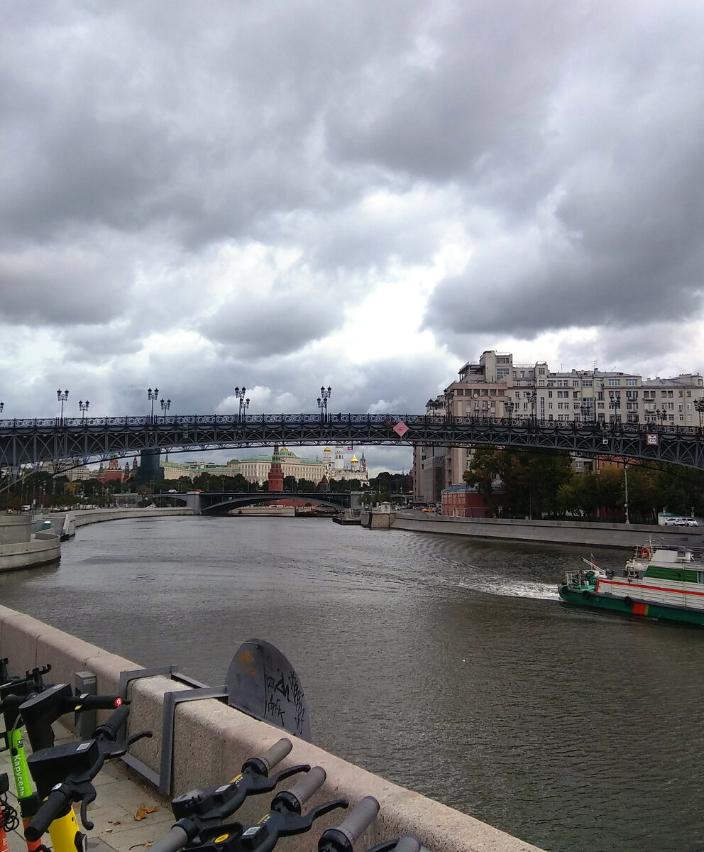 кремль - вот он, за Патриаршим мостом, но до него еще надо дойти