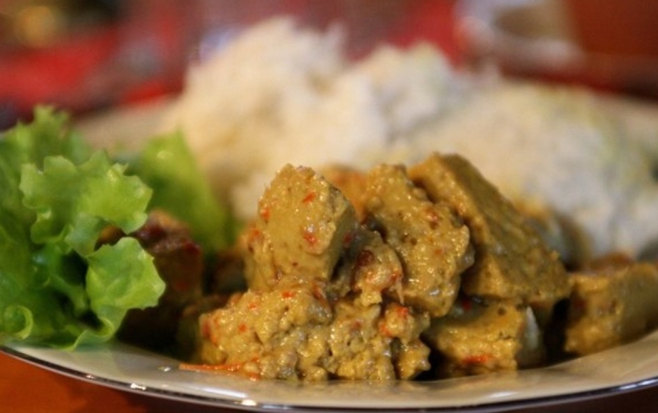 На первом месте блюдо - Rendang, Индонезия. Это говядина, приготовленная в молоке с «лимонной травой», чесноком, куркумой, имбирем и чили перцем. Читатели назвали это блюдо «самым восхитительным».